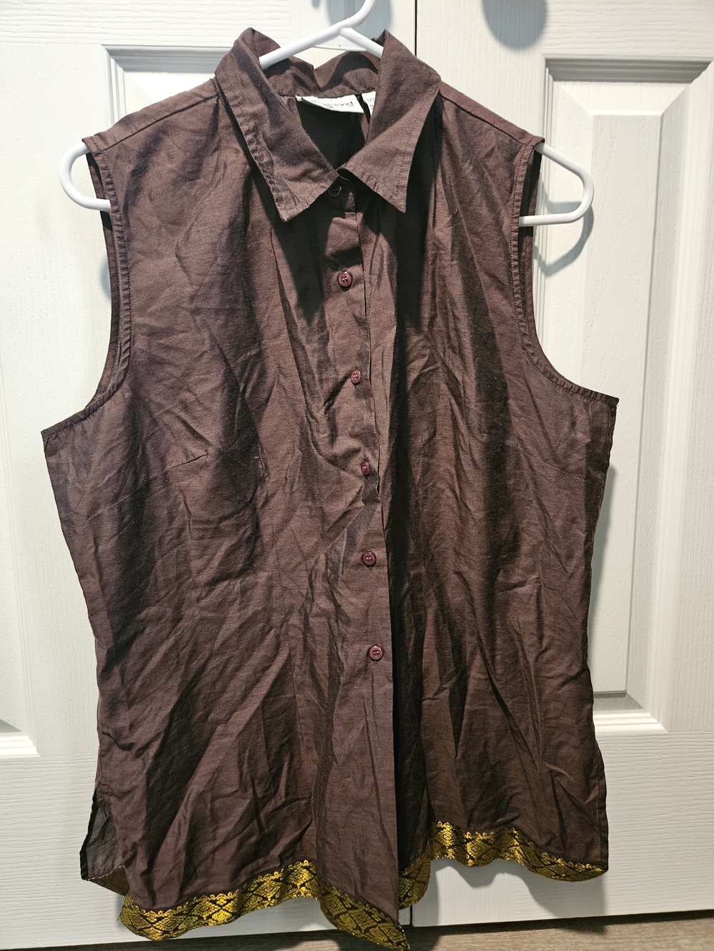 🎉 6 Items/$15 🎉 Sleeveless Button-Up Blouse In Brown with Gold Trim